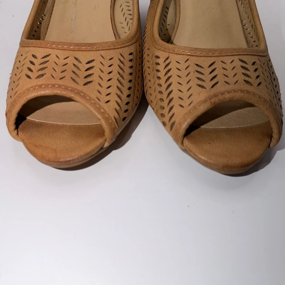 City Classified Womens 8.5 Tan Laser Cut Peep‎ Toe Wedge Heel Boho Comfort L1